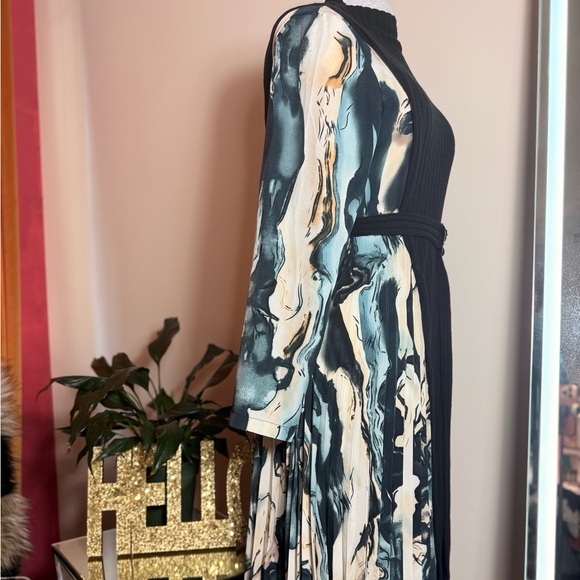 Elegant Black and Patterned Women's Dress - Picture 3 of 5